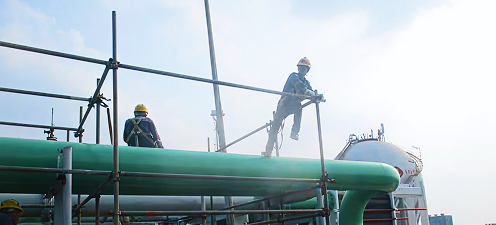 Pekerja konstruksi PT Cilegon Citra Pratama melakukan instalasi piping di scaffolding proyek mekanikal industri Cilegon.