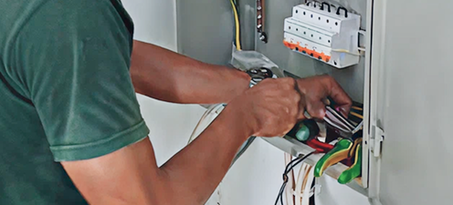 Teknisi PT Cilegon Citra Pratama sedang melakukan instalasi atau perbaikan circuit breaker pada panel listrik industri di Cilegon.