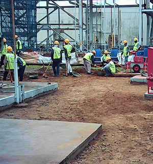 Tim PT Cilegon Citra Pratama sedang melakukan pekerjaan persiapan lahan di lokasi konstruksi industri di Cilegon.